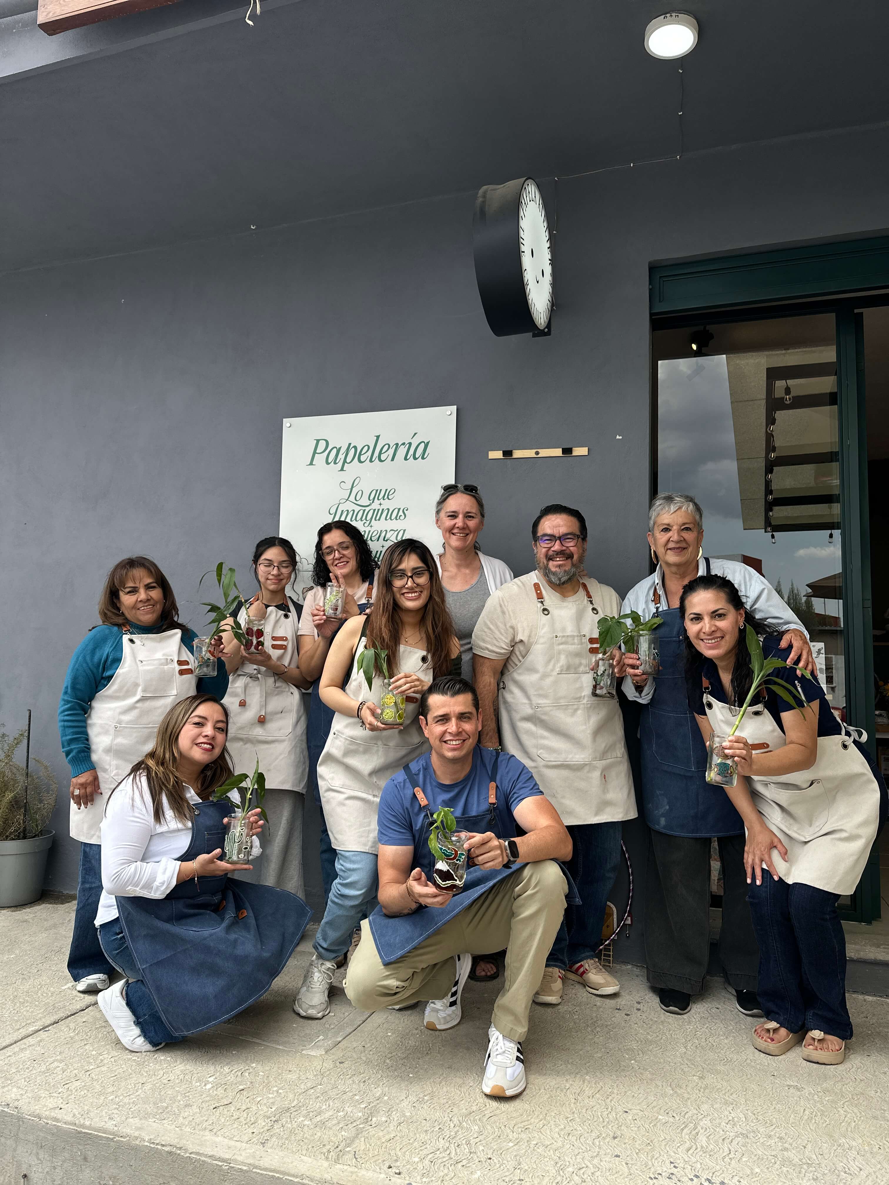 Tallerista guiando una actividad en Papela Atelier