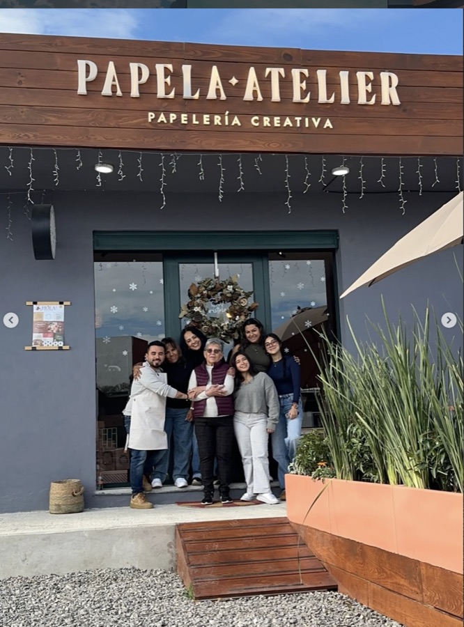 El equipo afuera de Papela