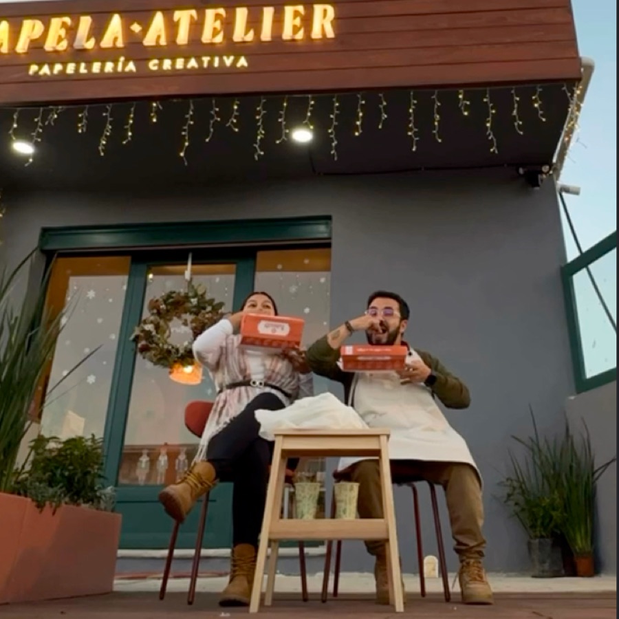 El equipo de Papela trabajando en el atelier