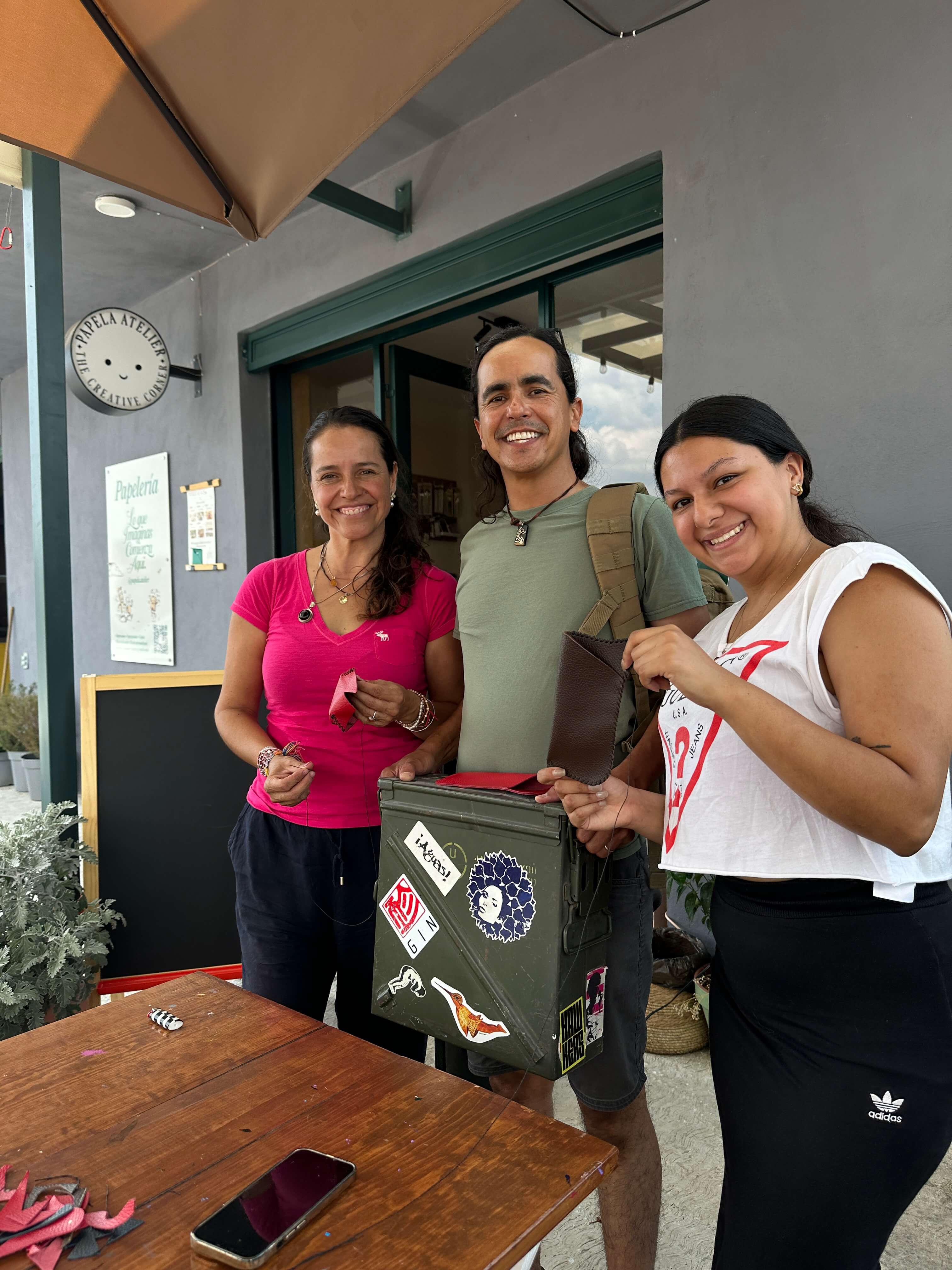 Participantes sonriendo en un taller de Papela Atelier